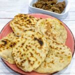 Pão Naan com alho e queijo