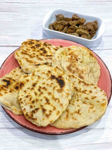Pão Naan com alho e queijo